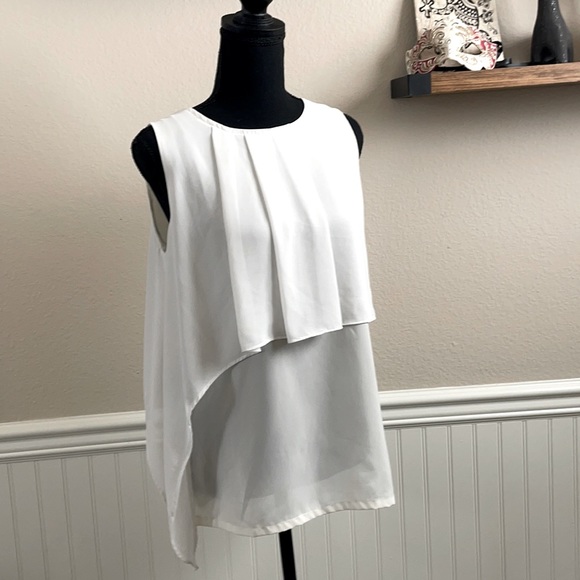 Tops - Sleeveless blouse